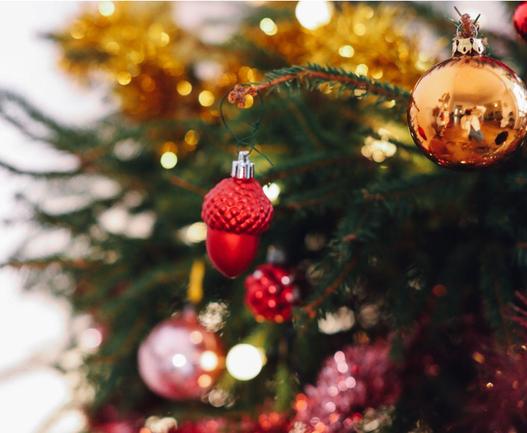 Creating a Festive Holiday Atmosphere: The Benefits of Green Artificial Christmas Trees